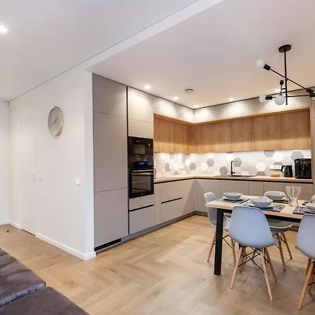 Apartment 3 Bedroom Apart/24h Self Check In/free Parking/up To 6 People/ *